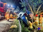 Wypadek pod Opocznem Pięciu nastolatków roztrzaskało się autem na drzewie. Jednego z wraku wycinali strażacy!