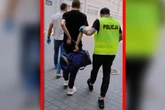 Co tam się działo?! Ubrał się w damskie ciuchy i pogryzł ochroniarza! 18-latek schwytany