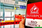 SZOK! Sensacyjne zatrzymanie na Okęciu. Poszukiwana przez Interpol 60-latka wpadła w ręce …