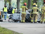 Makabra! Zwęglone zwłoki w elektrycznym oplu. Samochód uderzył w drzewo i stanął w płomieniach