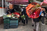 Sprawdziliśmy! Nowalijki na targowiskach. Ceny zaskakują