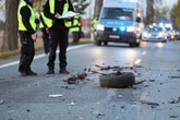 Pomorskie Tragedia na drodze. Kierowca ciężarówki wjechał w drzewo. Poważne utrudnienia