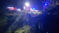Śmierć pod Zgorzelcem! Osobówka ścięła drzewa i dachowała! Kierowca zginął, dziecko cudem przeżyło [ZDJĘCIA]