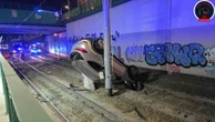 NIECODZIENNY WYPADEK Auto spadło na tory tramwajowe! Szokujący wypadek w okolicach Mostu Północnego