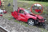 Koszmar na torach Przepuścili jeden pociąg i wjechali na tory. Staranował ich drugi! Śmiertelny wypade…
