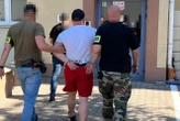 Dopadli go! Sensacyjna akcja na Bielanach! Policja wpadła na posesję i znalazła arsenał. 41-late…