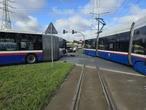 ogromne utrudnienia! Autobus zderzył się z tramwajem w Bydgoszczy! 7 osób poszkodowanych [ZDJĘCIA]