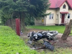 Wypadek śmiertelny Wypadł z jezdni, zjechał do rowu i uderzył w ogrodzenie. Nie żyje młody motocyklista