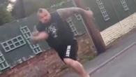 Wpadł w szał Pogromca Pudzianowskiego rzucił się na ojca z dzieckiem! Nagrali go na ulicy w kompl…