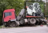 Wstrząsające! Makabra na drodze. Osobówka roztrzaskana, ciężarówka w rowie