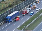 NIE PRZEŻYŁ UDERZENIA Wyskoczył z auta na A2 wprost pod pędzącego busa. Zginął na miejscu