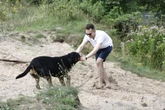 Mamy zdjęcia! Adrian Witczak odpoczął od polityki i wskoczył do wody! Poseł kąpał się z psem