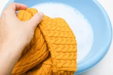 Sweter na jesień Odnów zmechacony sweter podczas prania. Wlej 200 ml do wody i go zanurz, a będzie miękki jak ze sklepu