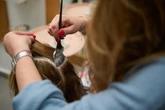 Farbowanie włosów Fryzjer error: Chcesz wyglądać 10 lat starzej? To najgorszy kolor włosów dla kobiet po 60-tce. W latach 90. panie oszalały na jego punkcie