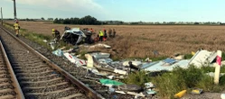 Tragedia na torach Pociąg zmiażdżył kampera. Policjant apeluje po tragedii