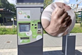 Wszystko się nagrało! „Biletomat to nie worek treningowy” Kamery nagrały wandala