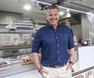 Dużo czy mało? Chajzer ujawnił, ile zarabia się w jego kebabie. Chętnych brak