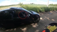 Horror w Kłobucku! Kierowca osobówki wyciągnął shotguna i wycelował w motocyklistę...