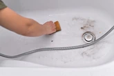 Porządki w łazience Zagotuj w garnku i szybko wlej do wanny. Wybieli ją i rozpuści kamień. Mycie wanny