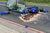 Tragedia na drodze Motocykl rozpadł się na kawałki! Jego kierowca huknął prosto w busa i zginął. Wypade…
