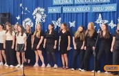 Wideo wyrwane z kontekstu Skandaliczna piosenka na rozpoczęcie roku szkolnego. Szkoła zabiera głos po aferze