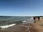 Uwaga turyści! Czerwone flagi i zakwit sinic! Zakazy kąpieli na Pomorzu i Kaszubach