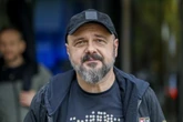 "Nasza rewolucja" Tysiąc papierosów i wielka miłość. Arkadiusz Jakubik w roli Jacka Kuronia: "Odpalał jednego za drugim"