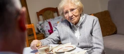 Najlepsze życzenia! Pani Jadwiga z Bydgoszczy nie zwalnia tempa! 100 lat życia i radość w każdym dniu