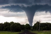 OSTRZEŻENIE Szalejące tornado zrywa dachy! Grad jak piłki golfowe, a to dopiero początek