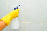 Porządki w łazience Poleć do kuchennej szafki, wrzuć do ciepłej wody i umyj płytki w łazience, a rozpuśc…