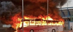 Wielka burda Ogromne zamieszki w trakcie derbów. Kibice podpalili autokar lokalnego rywala. Sędzi…