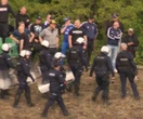 Burda kiboli Pseudokibice pobili się na murawie. Pobili się o transparent! Interweniowała policja…