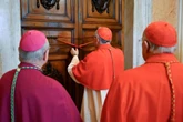 WATYKAN Papież Leon XIV otworzył apartament papieski w Pałacu Apostolskim. Był zamknięty od …