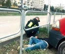 atak w warszawie Awantura na parkingu. Rozbił szybę, pobił ludzi i padł. "Powiększone źrenice, błędny wzrok"