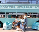 Strefa beauty Douglas Beauty Express w rytmie Billie Eilish w krakowskiej Galerii Kazimierz