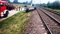 O krok od tragedii! Pijana 39-latka dachowała na nasypie kolejowym. W aucie były jej dzieci!