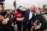 Kampania trwa w najlepsze Karol Nawrocki zaskoczył mieszkańców Gdańska. W pobliżu dworca rozdawał nie tylko uś…