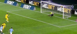 Zobacz wideo Fatalne pudło Roberta Lewandowskiego z rzutu karnego! Złapali się za głowy. Nagle zd…