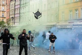 Wielkie burdy kiboli z polską policją Dantejskie sceny we Wrocławiu przed finałem LK. Latające krzesełka, armatki wodne w …