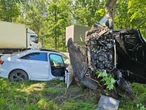 Ogromne zniszczenia! Potężne zderzenie na DK 27! Kierujący audi nie żyje, karetki zabrały dwie kobiety z …