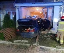 TO CUD, ŻE PRZEŻYŁA BMW przebiło ścianę i zatrzymało się w środku domu. Ranna mieszkanka trafiła do szpitala