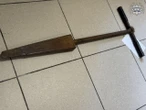 Co mu strzeliło do głowy? Kolejny atak na policjantów! Ruszył na nich z metalowym kosturem