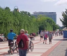 Niewiarygodne! Tropikalny upał poruszył ziemię! Na nadmorskiej promenadzie stało się coś nieoczekiw…