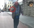 Szokujące zachowanie! Na środku ulicy wycelował bronią w kobietę! Poszukuje go policja. Wszystko się nagra…