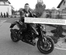 Przyjaciele żegnają zmarłego Śmiertelny wypadek na Wisłostradzie. Poruszające pożegnanie fizjoterapeuty Norberta.…