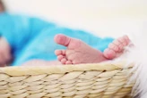 Koszalin: Alarm w oknie życia! Ktoś pozostawił MALUTKĄ dziewczynkę!