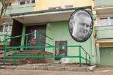 to już rok od tragedii W takich warunkach mieszkał Sławomir Wałęsa. Jego ciało znaleźli w tym bloku [ZDJĘCIA]