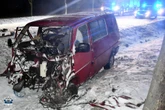 Tragedia na drodze Wjechał busem prosto pod ciężarówkę. Przód auta kompletnie rozerwało. 75-latek zginą…
