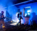 Nieświadoma pożaru kobieta spała, policjanci wynieśli ją przez okno