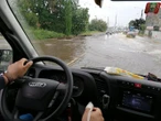 Pogodowy armagedon w Poznaniu. Samochody pod wodą, ludzie pływają. Już prawie dwa ...